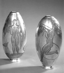 Vase à la baigneuse et Vase à la sauteuse à la corde, bronze argenté 1929